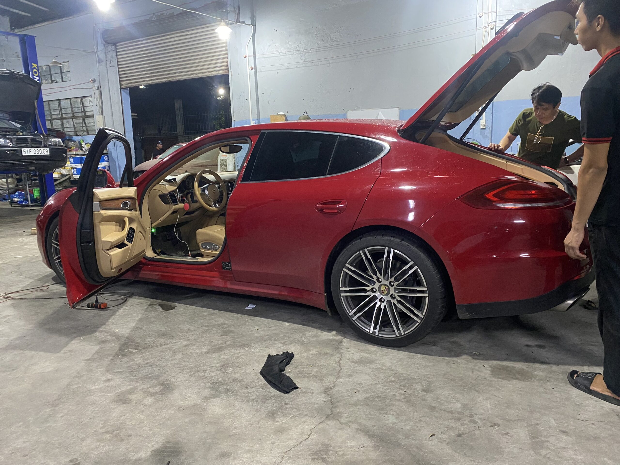 CODING PORSCHE TẠI VES VIETNAM ECU SERVICE 4 VNECU.COM Coding Porsche Tại VES VIETNAM ECU SERVICE với kỹ thuật chuyên sâu dòng xe porsche. chuyên coding - programming các tính năng ẩn. sửa chữa thay thế phụ tùng chính hãng