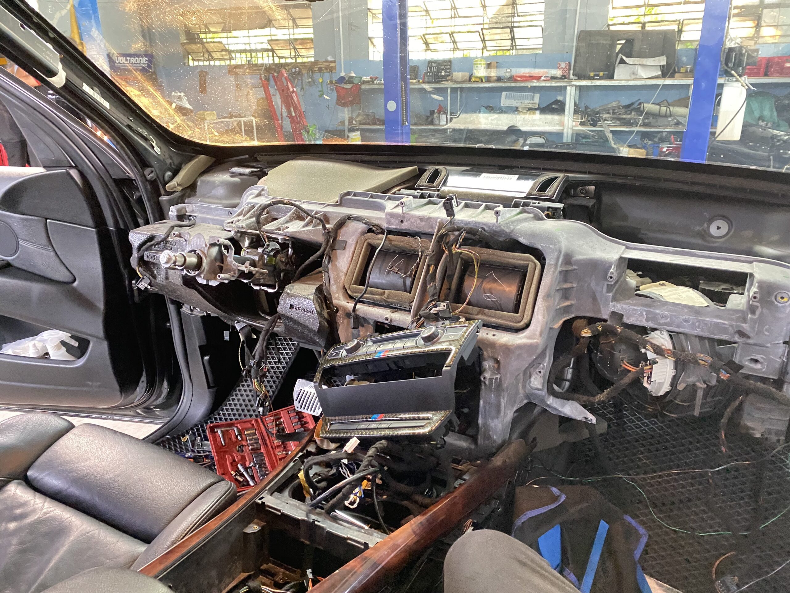 SỬA CHỮA HỘP ĐỘNG CƠ BMW SERIES 3 TẠI VES VIETNAM ECU SERVICE 1 Sửa chữa hộp động cơ BMW Serise 3 Tại VES VIETNAM ECU SERVICE