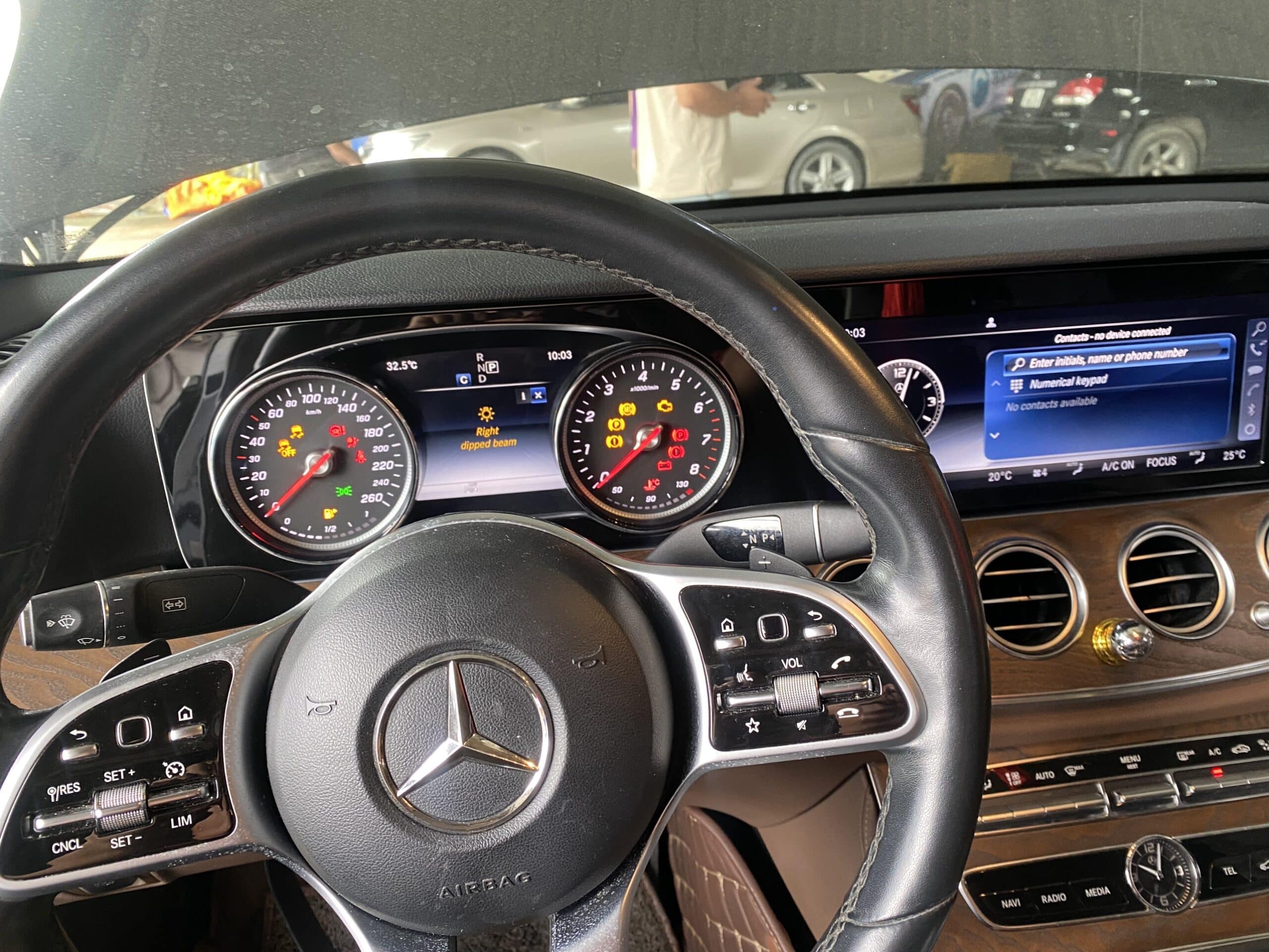 sửa chữa hộp đèn E200 Mercedes - Benz