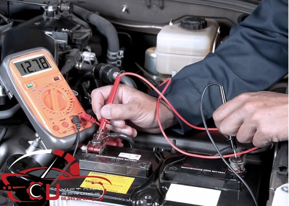 CÁCH KIỂM TRA ẮC QUY Ô TÔ TẠI NHÀ CHUẨN KỸ THUẬT 1 Tiến hành đo điện áp tĩnh (Engine Off)