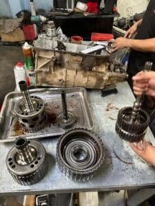7 DẤU HIỆU HƯ HỎNG HỘP SỐ Ô TÔ VÀ CÁCH KHẮC PHỤC - VES WORKSHOP