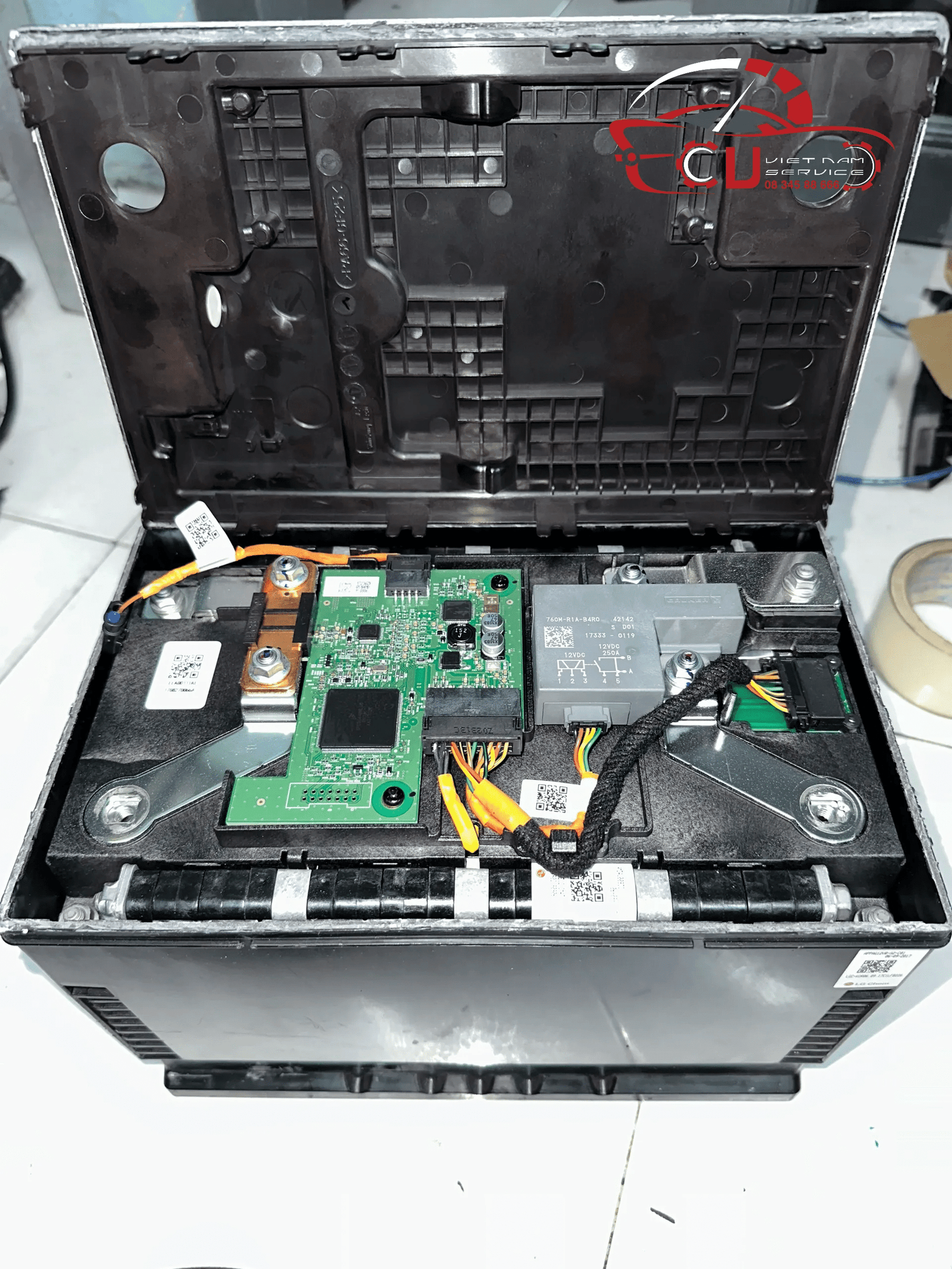 Kỹ thuật phục hồi tại Garage VES chuyên sửa chữa ắc quy 12V Porsche