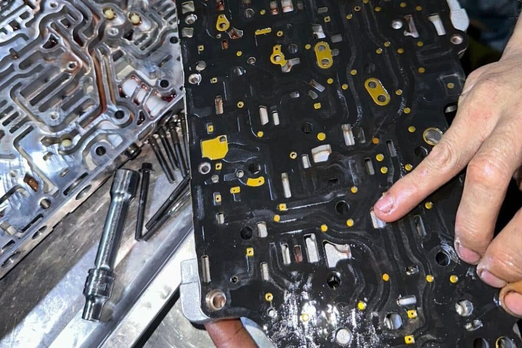 Lỗi hộp số 7G-Tronic – thân van hộp số Mercedes tháo ra kiểm tra tại VES Workshop