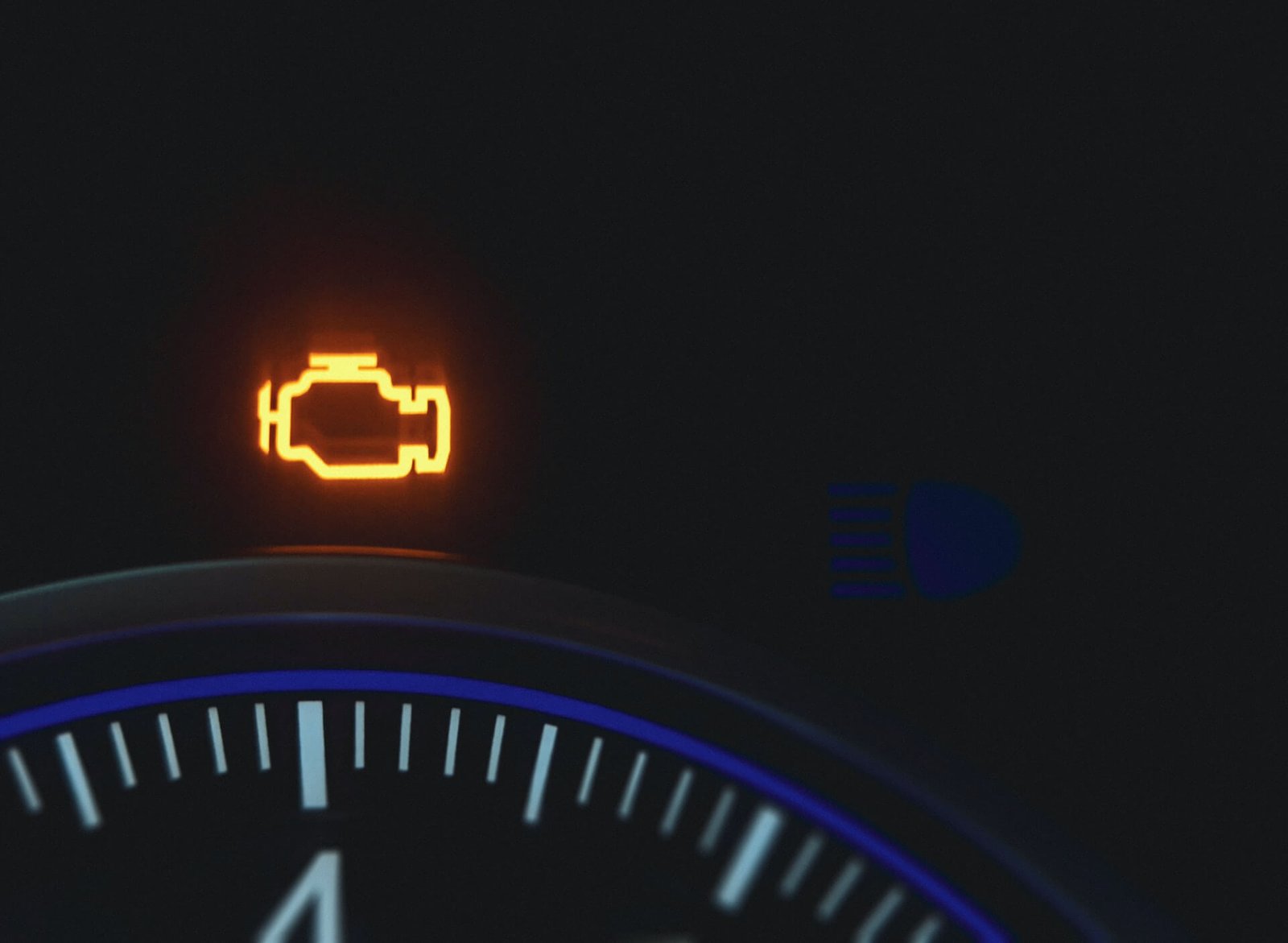 Đèn Check Engine hoặc đèn cảnh báo nhiệt độ truyền động phát sáng Đèn Check Engine hoặc đèn cảnh báo nhiệt độ truyền động phát sáng