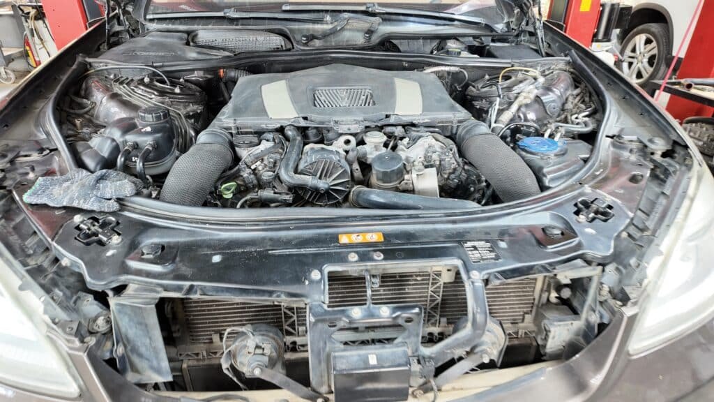 Khoang máy xe Mercedes trong quá trình kiểm tra tại VES Workshop
