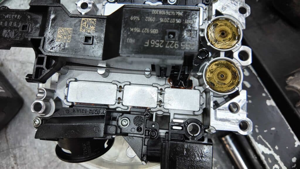 Lỗi hộp số S tronic – cụm điều khiển hộp số Audi tháo ra kiểm tra tại VES Workshop