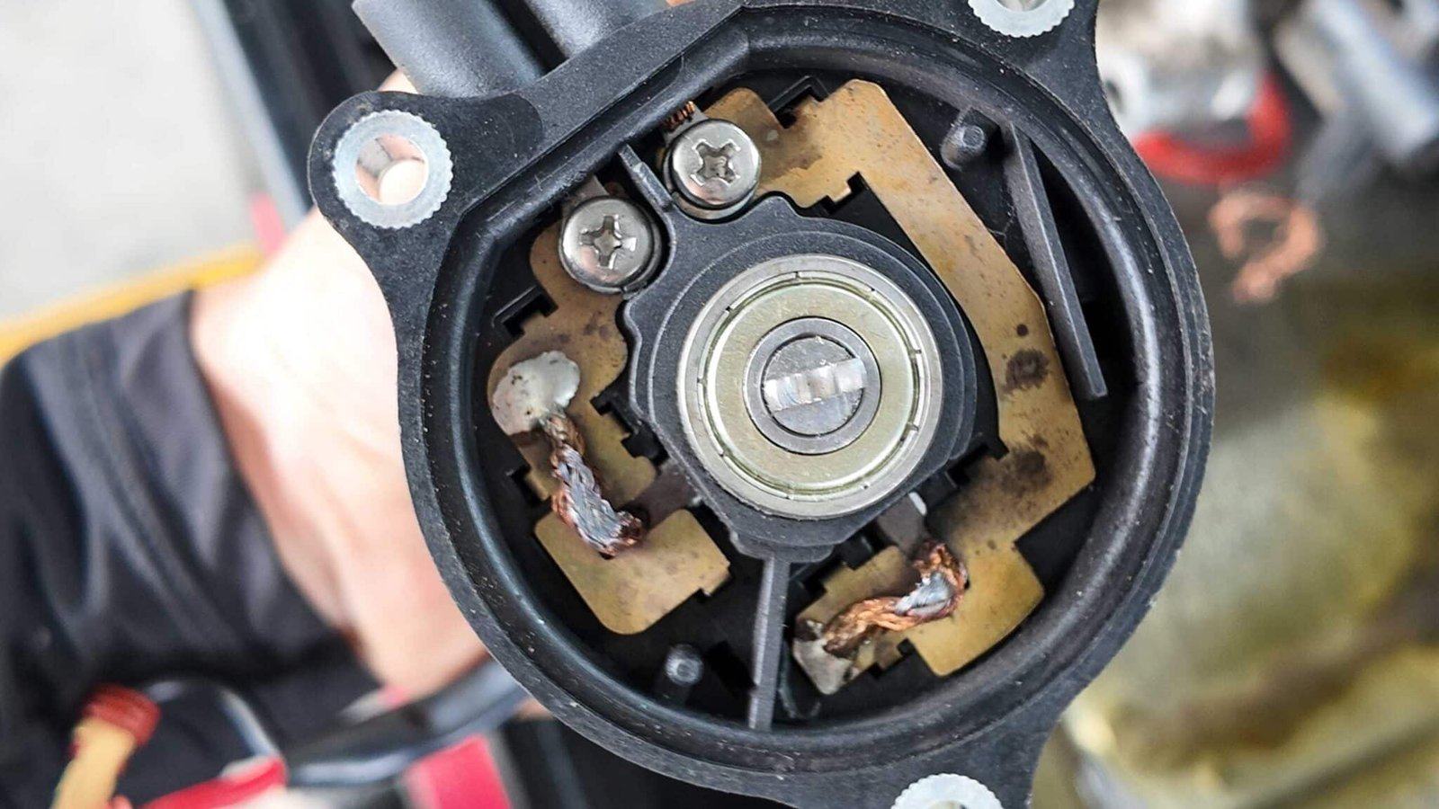 Sửa Chữa Cụm Bơm ABS Lexus LX570 tại VES Workshop: Giải Pháp Tối Ưu Cho Hệ Thống Phanh An Toàn