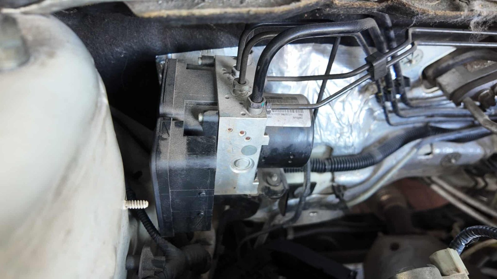 Thay Thế Cụm Bơm ABS Ford EcoSport – Giải Pháp An Toàn & Hiệu Quả Tại Ves Workshop 