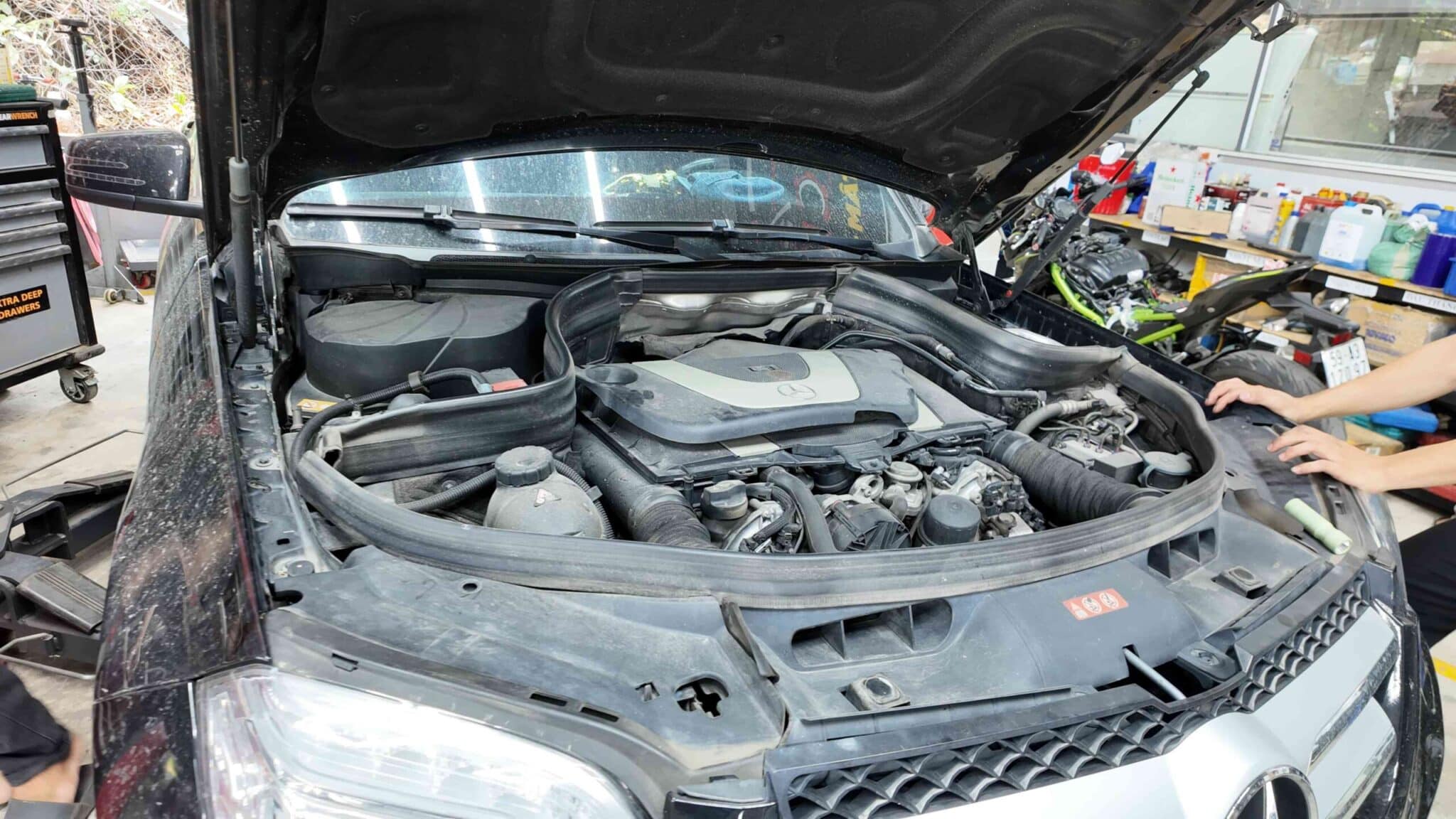 THAY THẾ BƠM XĂNG MERCEDES-BENZ GLA-CLASS TẠI VES WORKSHOP 1 Vì Sao Cần Thay Thế Bơm Xăng Mercedes-Benz GLA-Class?