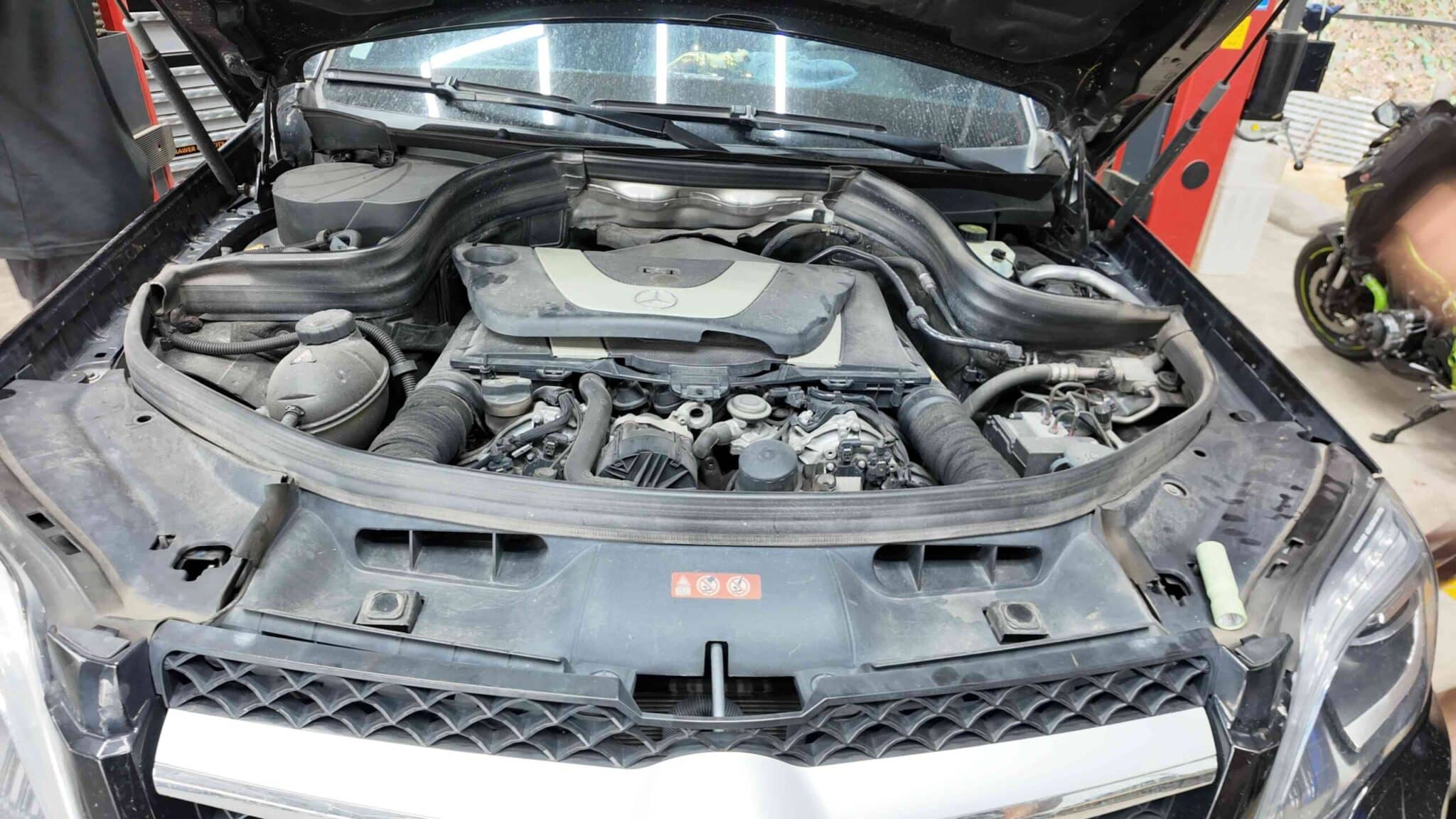 THAY THẾ BƠM XĂNG MERCEDES-BENZ GLA-CLASS TẠI VES WORKSHOP 2 Nguyên Nhân Chính Gây Hỏng Bơm Xăng