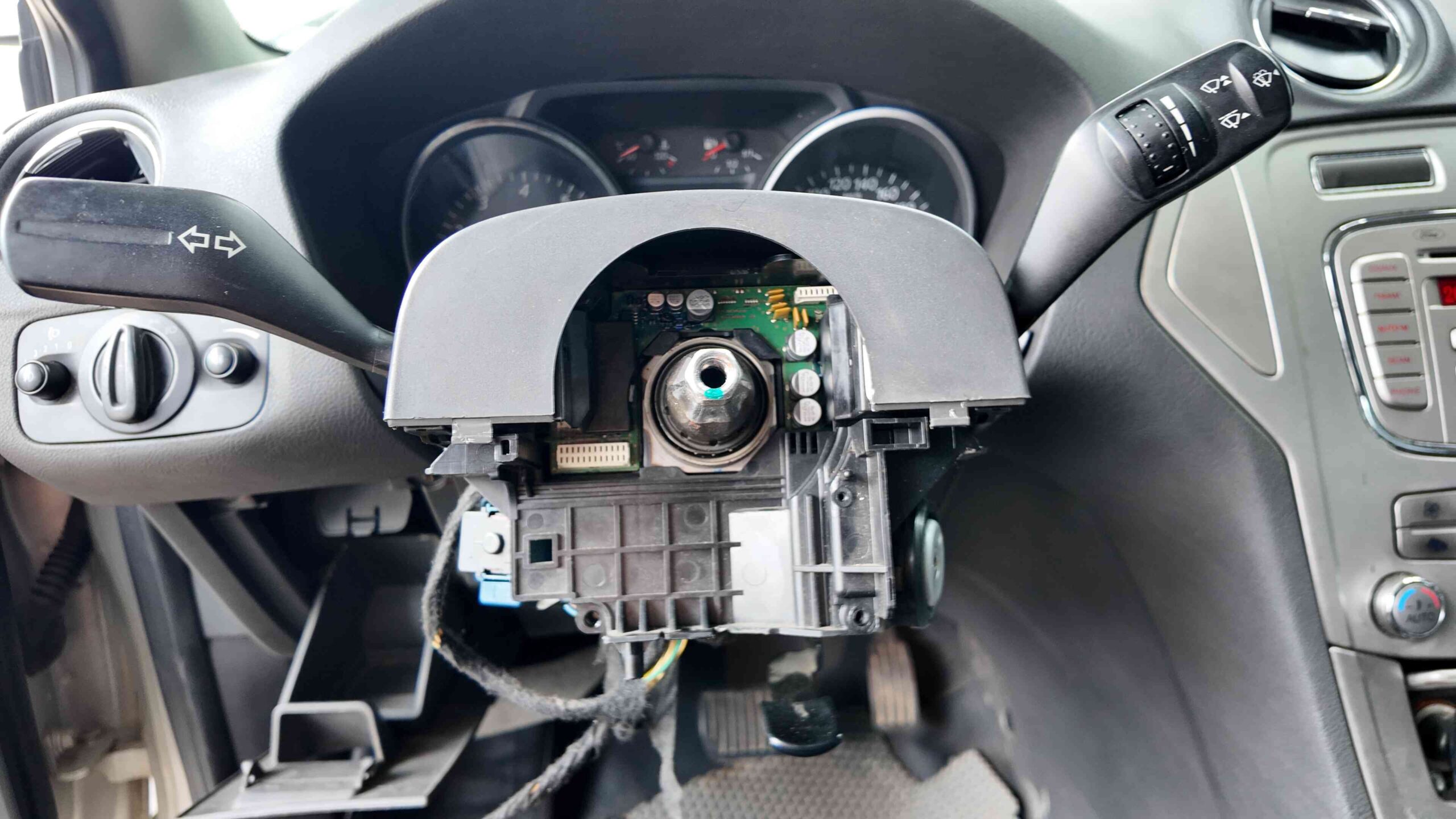 SỬA CHỮA LỖI GÓC LÁI FORD FIESTA TẠI VES WORKSHOP 4 Các Triệu Chứng Thường Gặp