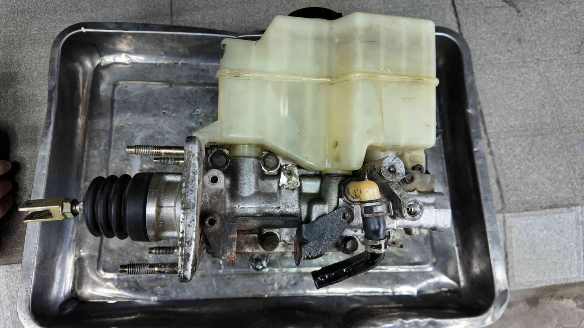 SỬA CHỮA CỤM BƠM ABS TOYOTA LAND CRUISER - VES WORKSHOP 3 Dấu hiệu cảnh báo hư hỏng cụm bơm ABS