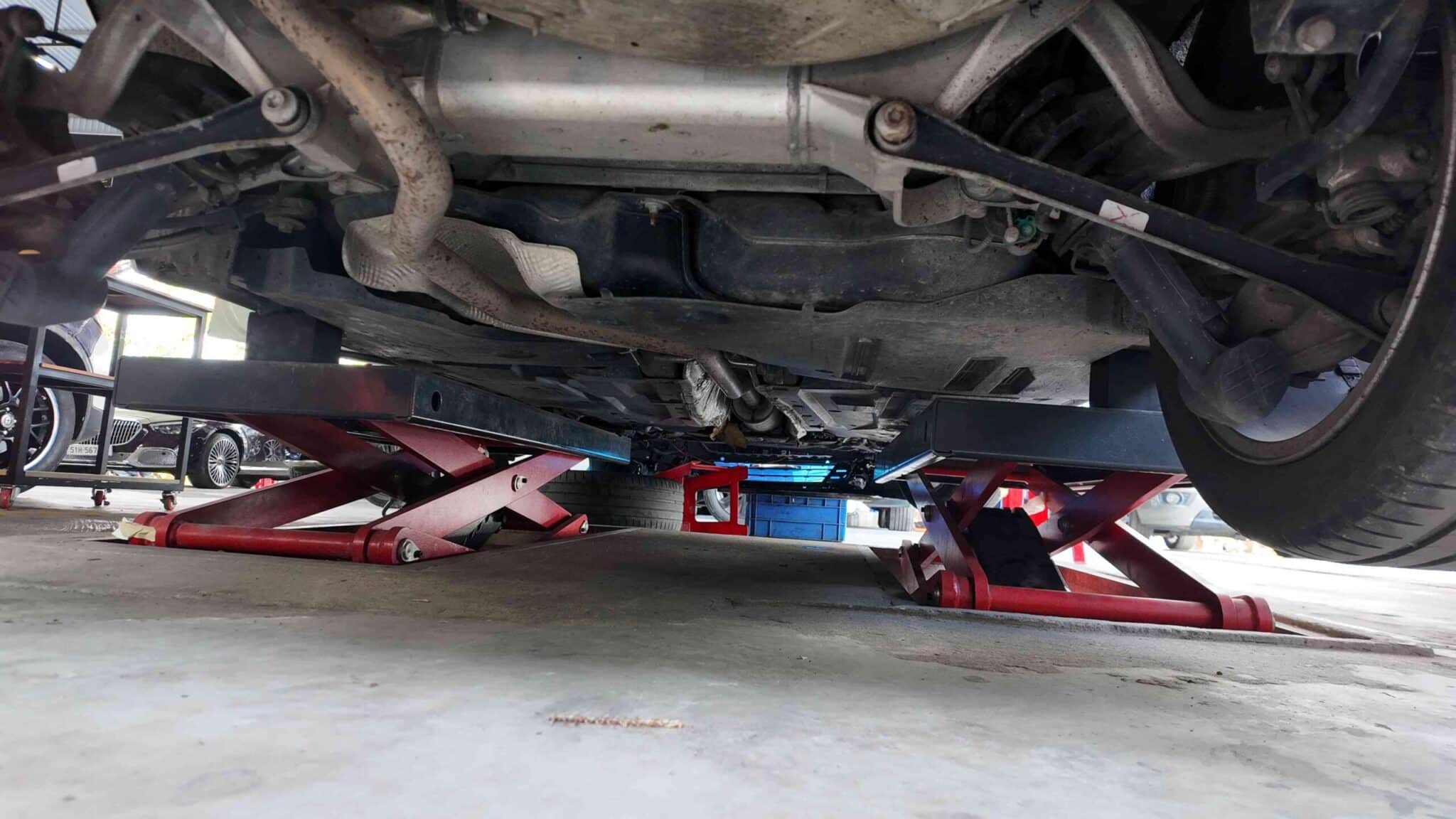BẢO DƯỠNG HỆ THỐNG GẦM PEUGEOT 508 - VES WORKSHOP 11 Dấu hiệu cho thấy gầm xe cần bảo dưỡng ngay?