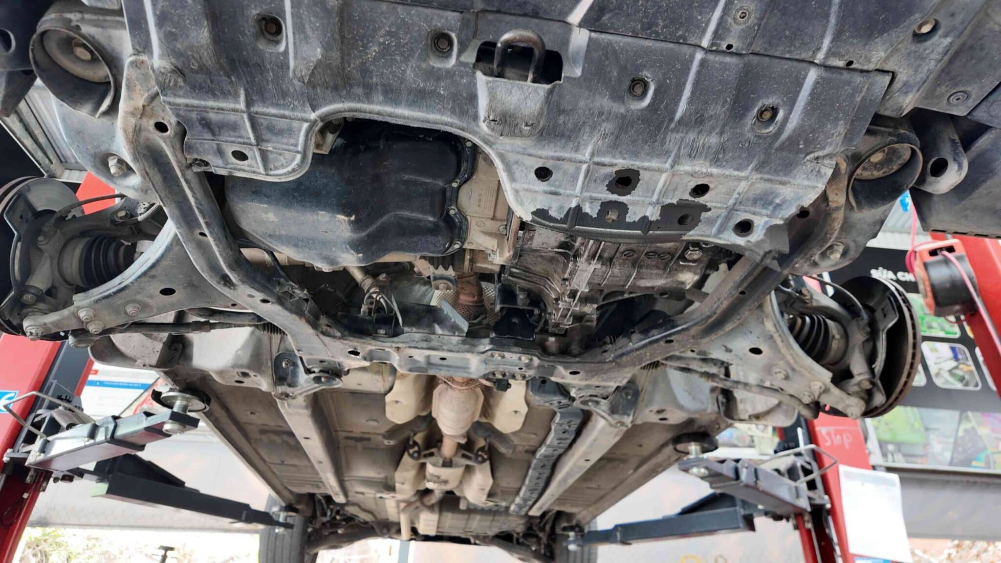 Bảo Dưỡng Hệ Thống Gầm Kia Carens - Giải Pháp Toàn Diện tại VES Workshop