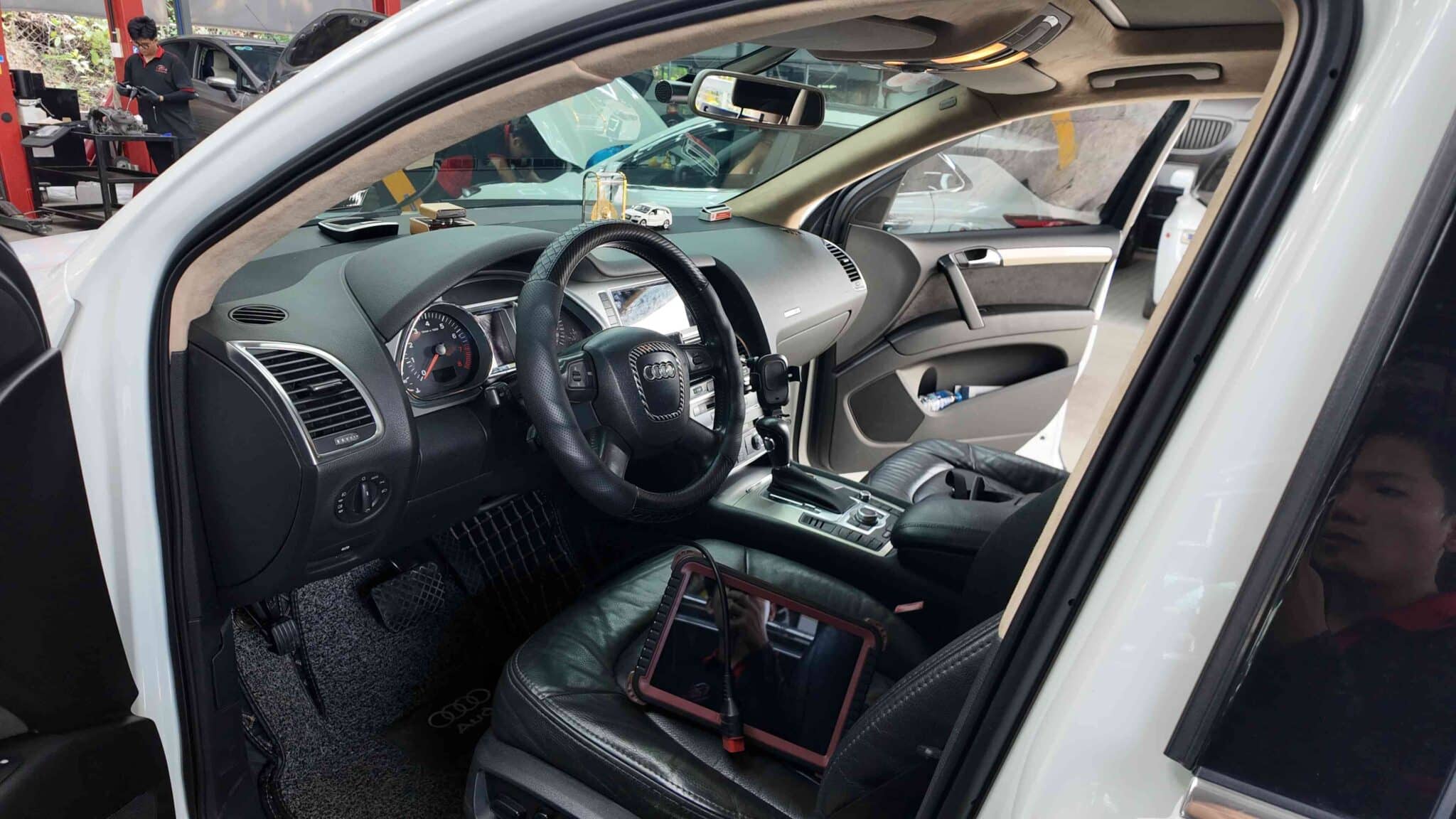 Quy trình kiểm tra và chẩn đoán lỗi cụm DVD Audi Q7 tại VES Workshop Quy trình kiểm tra và chẩn đoán lỗi cụm DVD Audi Q7 tại VES Workshop