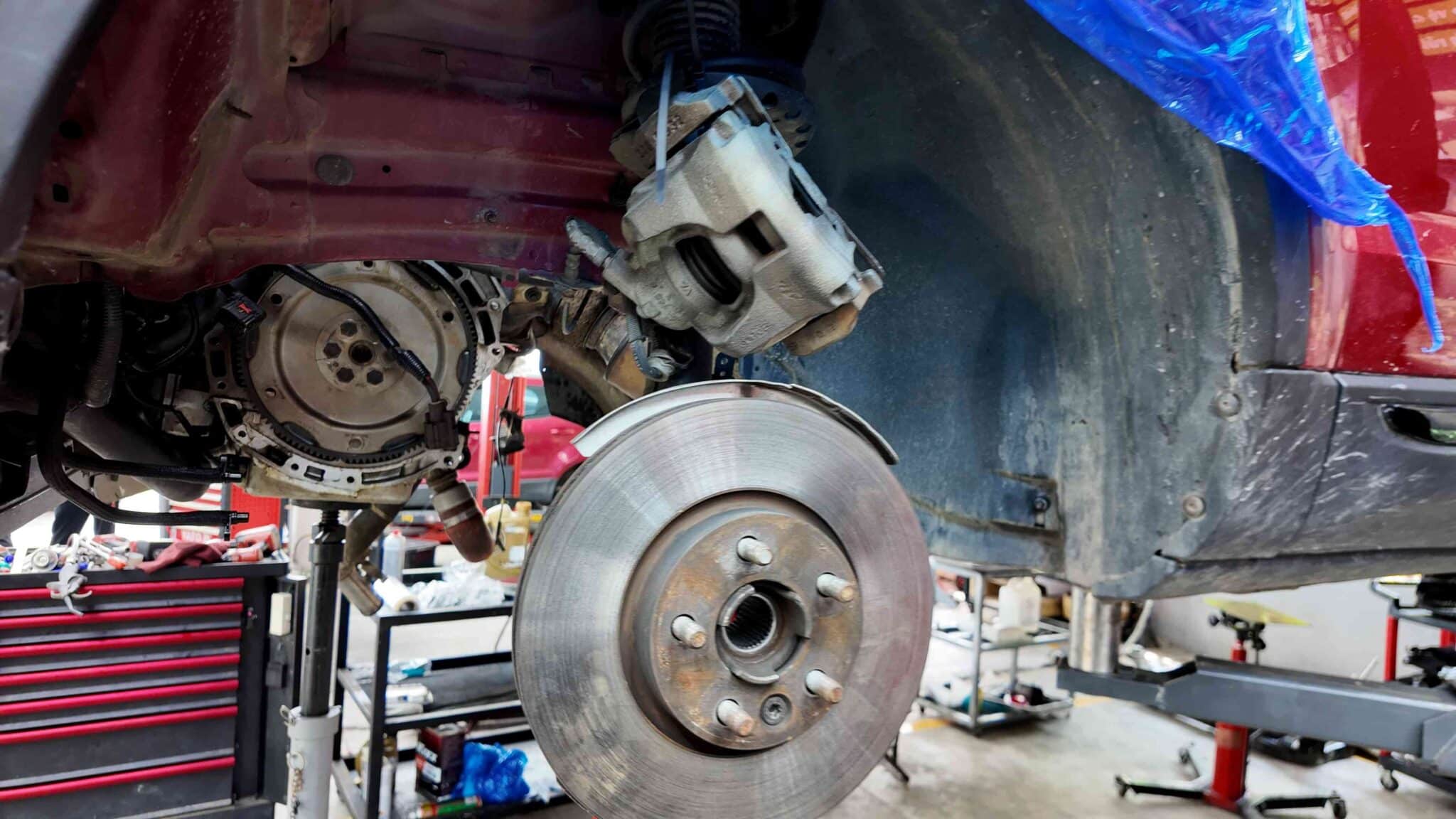 Rung lắc và mất ổn định khi phanh gấp hoặc tăng tốc đột ngột Rung lắc và mất ổn định khi phanh gấp hoặc tăng tốc đột ngột