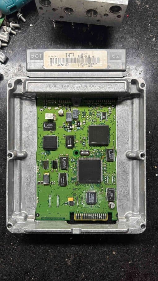 HỘP ĐIỀU KHIỂN ĐỘNG CƠ ECU ECM MAZDA 626 2.0L Mã phụ tùng ECU ECM  F7FF-12A650-AMD , FF7F-12A650-AMD   ECU, ECM F7FF-12A650-AMD , F7FF12A650AMD FF7F-12A650-AMD , FF7F12A650AMD FSS6-18881-H , FSS618881H MLM-265 , MLM265 THT7