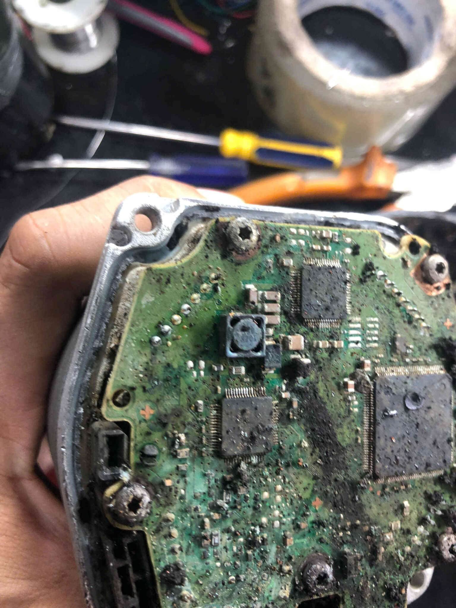 Lỗi từ bộ điều khiển trung tâm (ECU) Lỗi từ bộ điều khiển trung tâm (ECU)