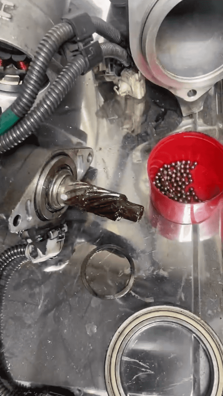 Mảng bụi bẩn hoặc dầu mỡ làm kín bị rò rỉ gây chập cháy Mảng bụi bẩn hoặc dầu mỡ làm kín bị rò rỉ gây chập cháy