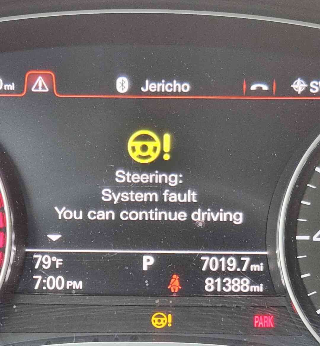 Theo dõi các cảnh báo từ hệ thống thông minh của xe