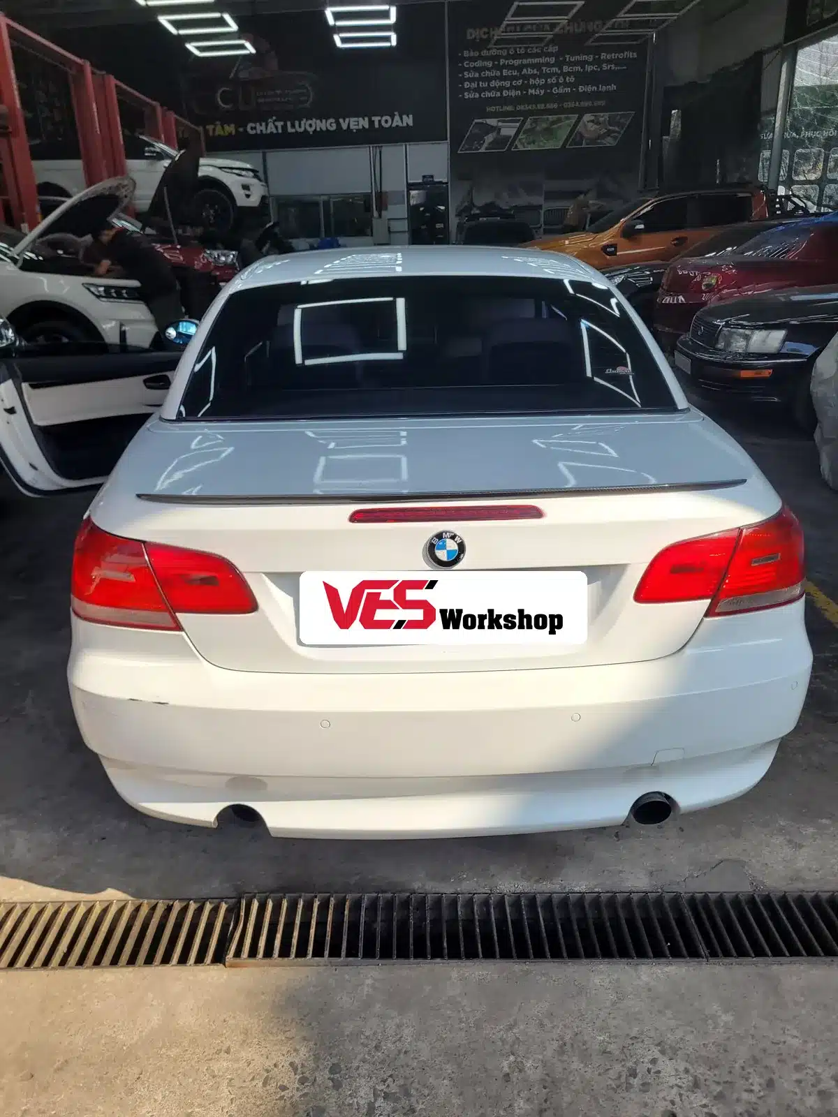 Phía sau BMW 320i mui xếp, khu vực cốp và khoang chứa mui