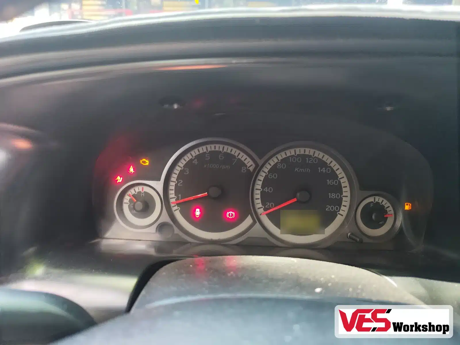 Bảng đồng hồ Ford Escape sáng đèn động cơ và đèn túi khí