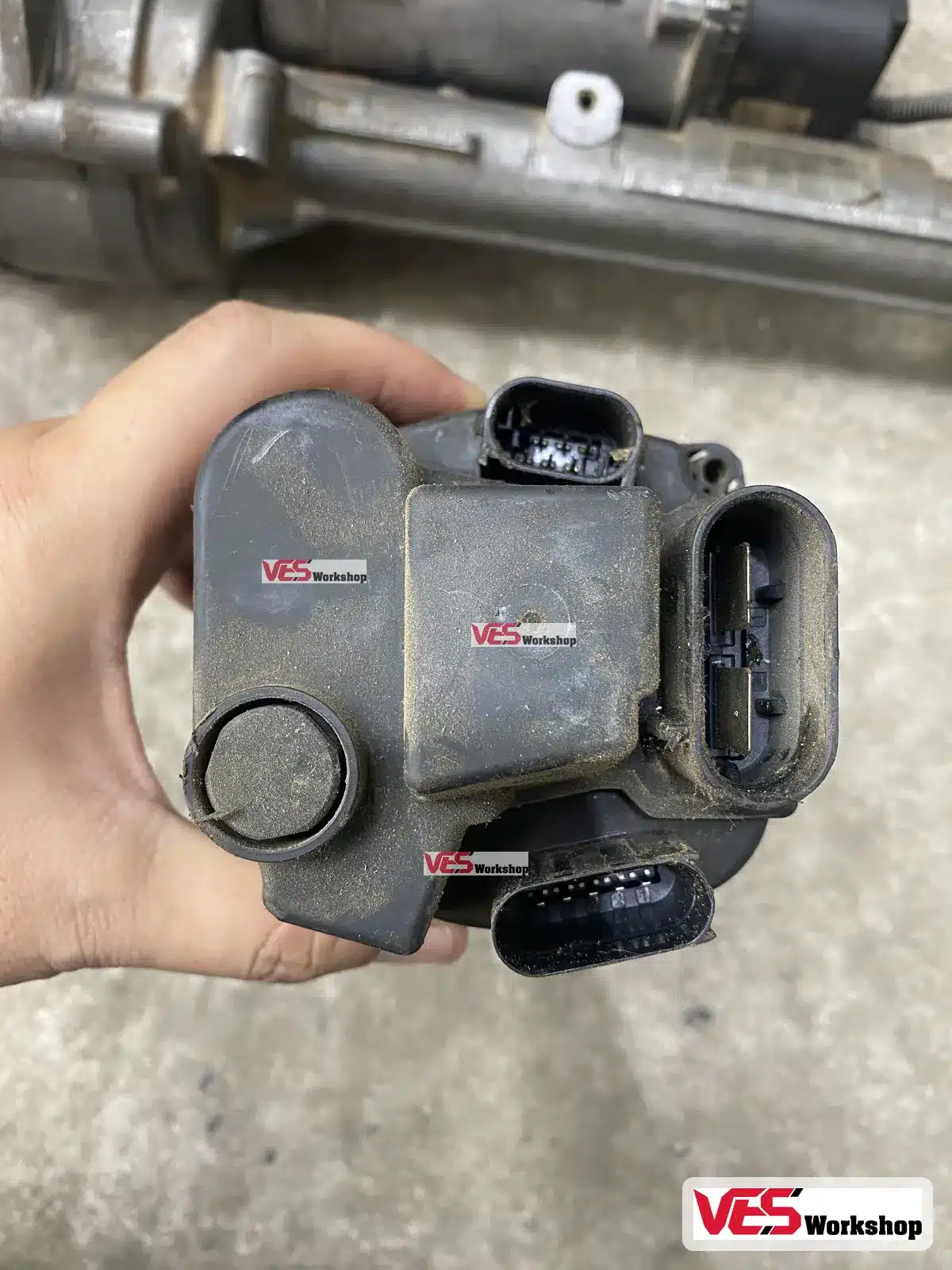 Hộp điều khiển trợ lực lái PSCM gắn trên motor thước lái Ford Ranger với các giắc kết nối