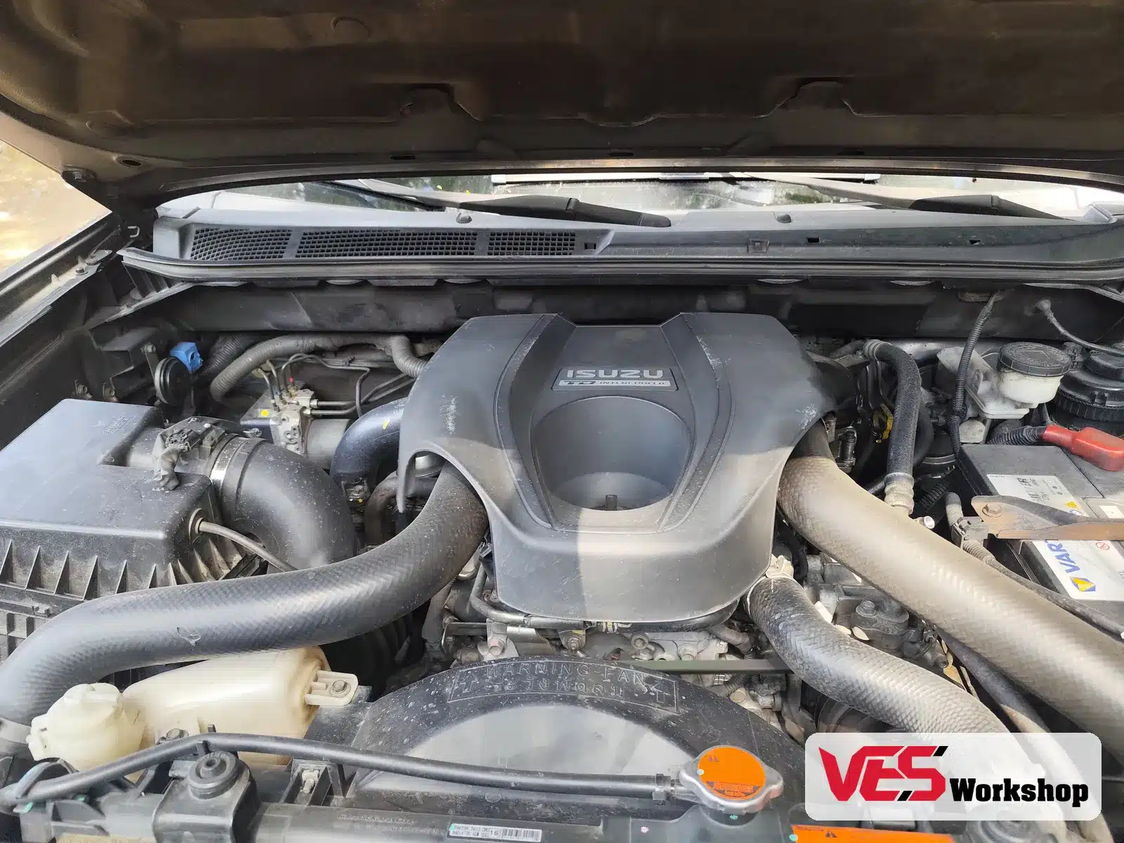 Khoang động cơ Isuzu MU-X kiểm tra nhớt ở họng ga