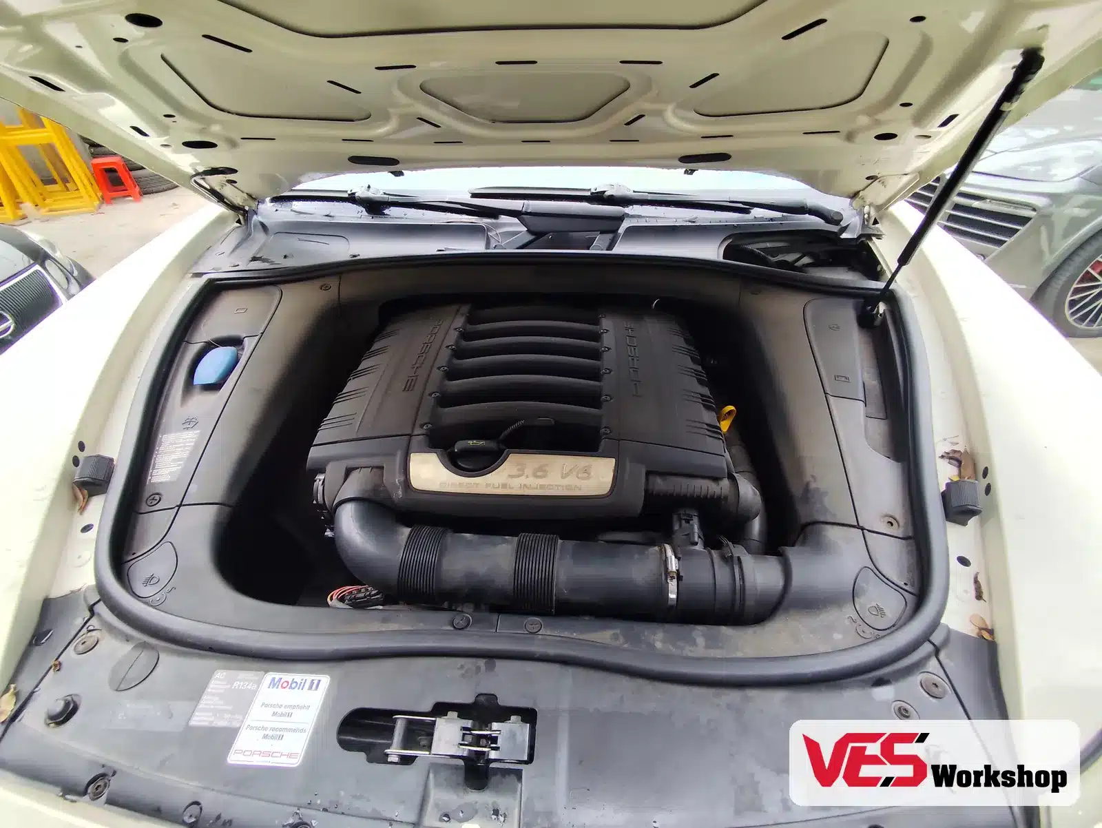 Khoang động cơ V8 Porsche Cayenne khi chẩn đoán