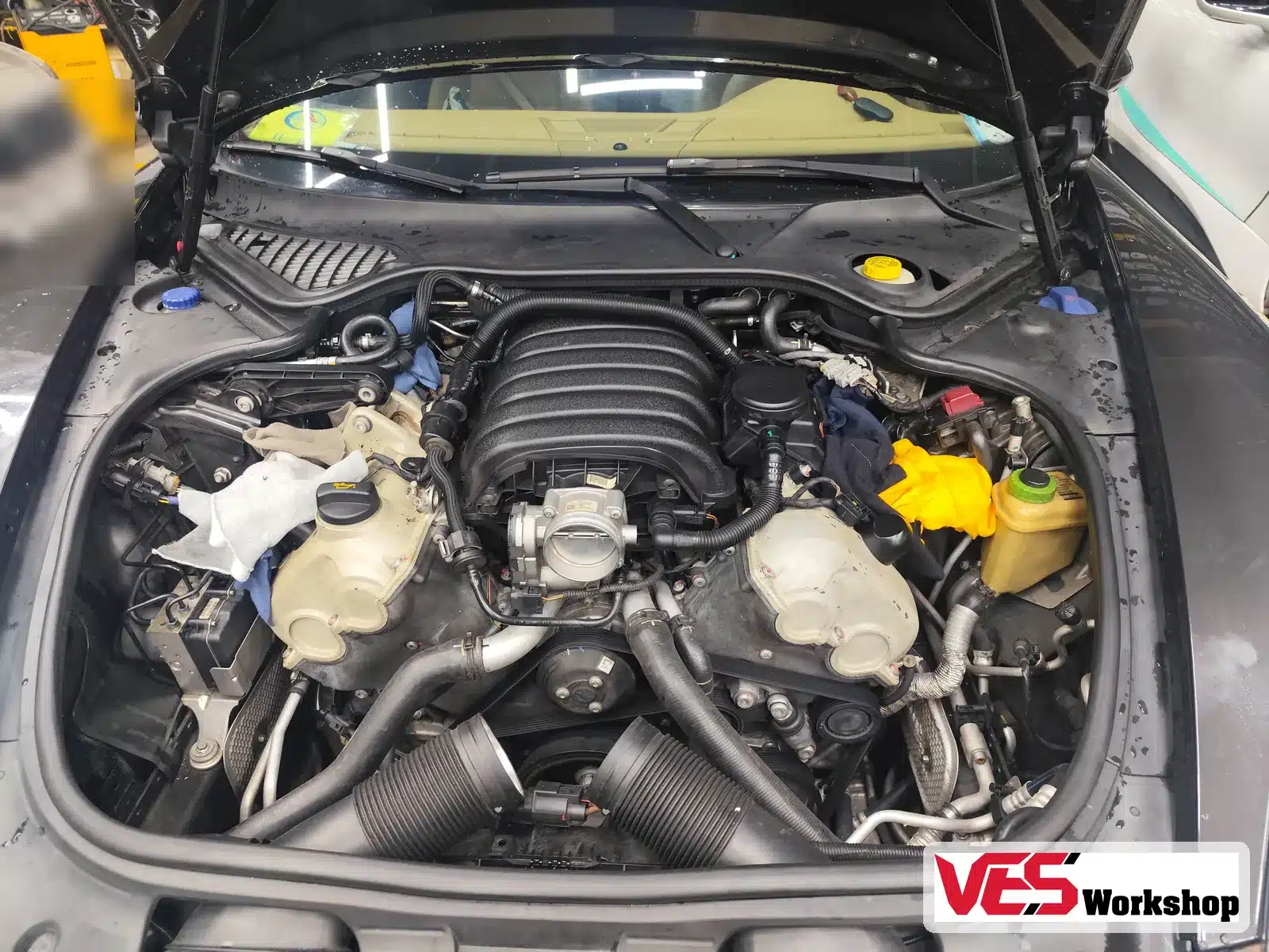 Khoang động cơ Porsche Panamera khi kiểm tra sau ngập nước