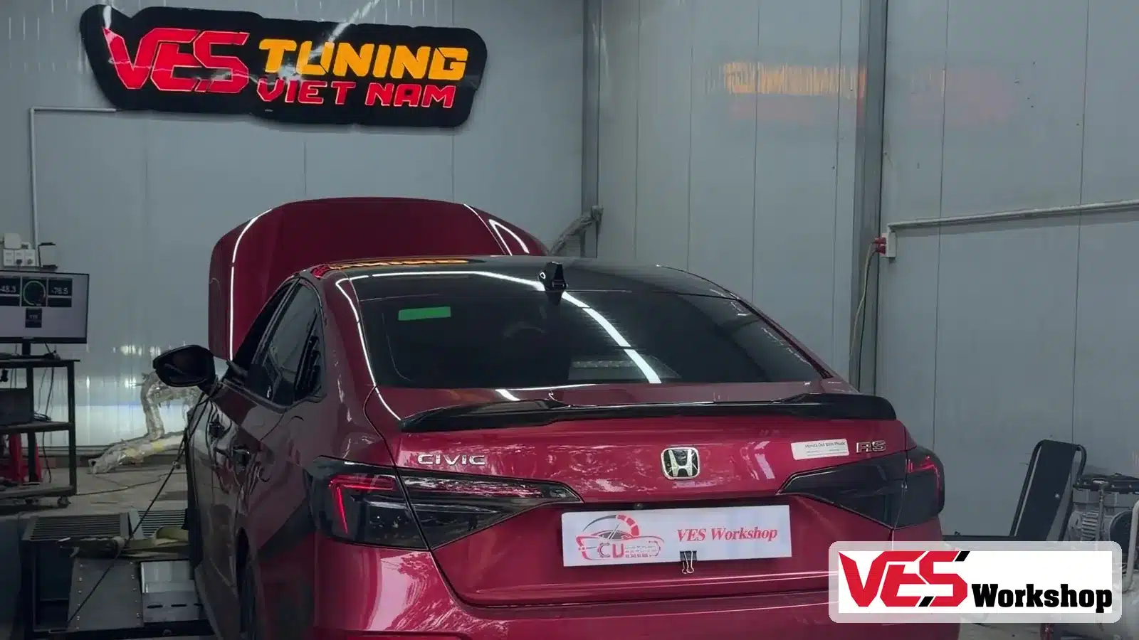 Đuôi Honda Civic RS đỏ trên dyno, logo RS và cặp ống xả kép