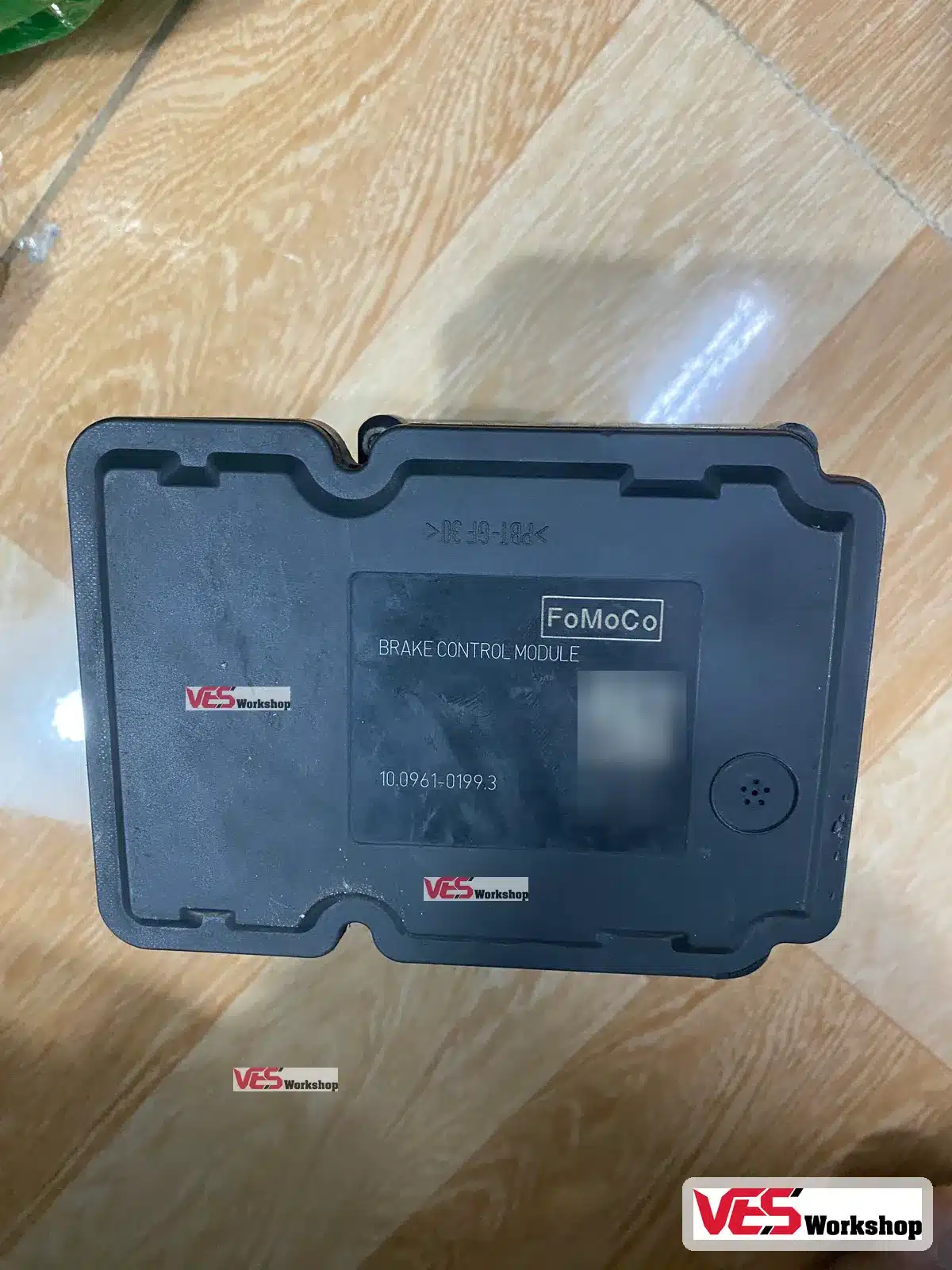 Tem Brake Control Module FoMoCo trên nắp hộp điều khiển ABS Ford Focus