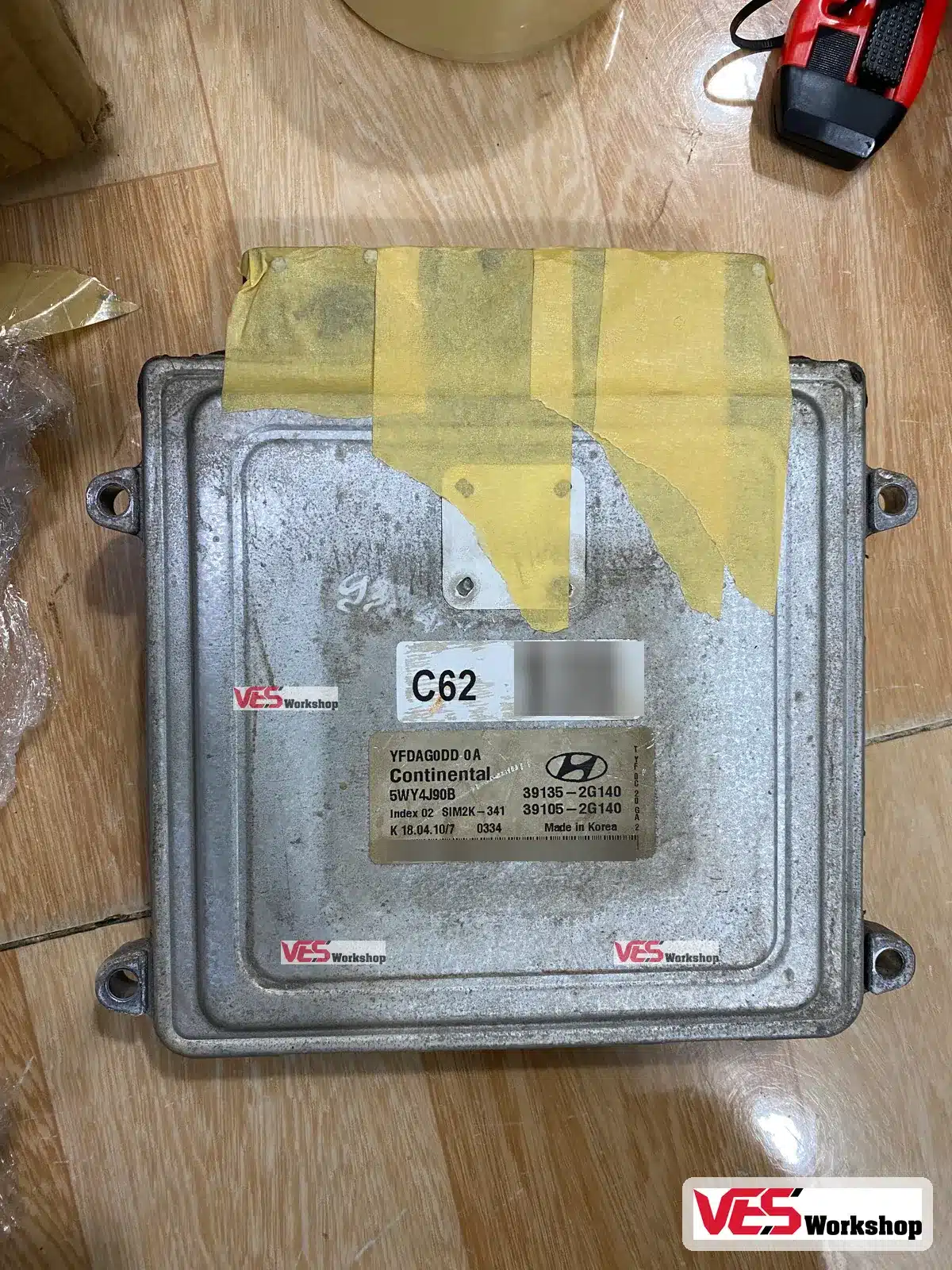 Hộp ECU Hyundai SIM2K-341 mã 39135-2G140 dán băng keo bảo vệ khi gửi về Phòng Hộp VES Workshop
