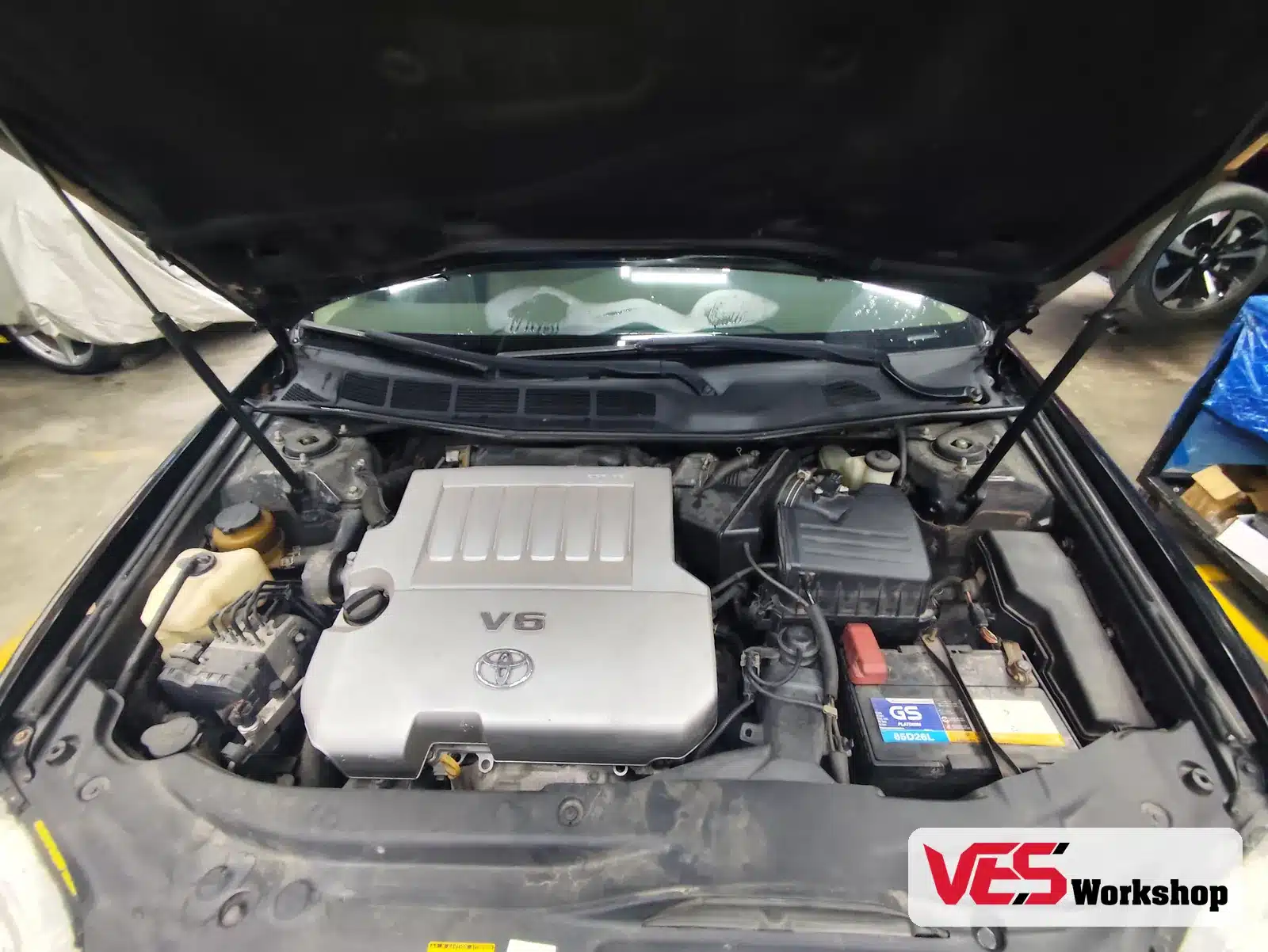 Khoang máy V6 Toyota Avalon khi chẩn đoán hộp số